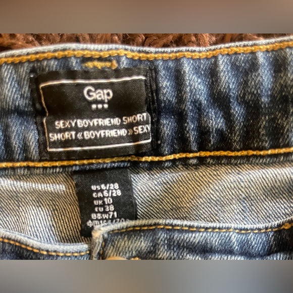 Gap Women’s Sexy Boyfriend Short - Picture 3 of 3